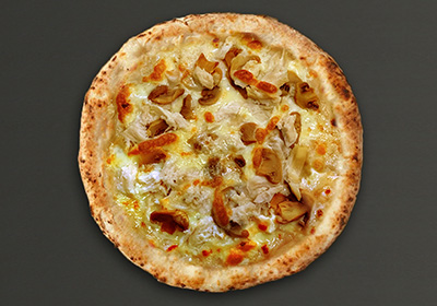 3種チーズのチキングラタン風ピザ